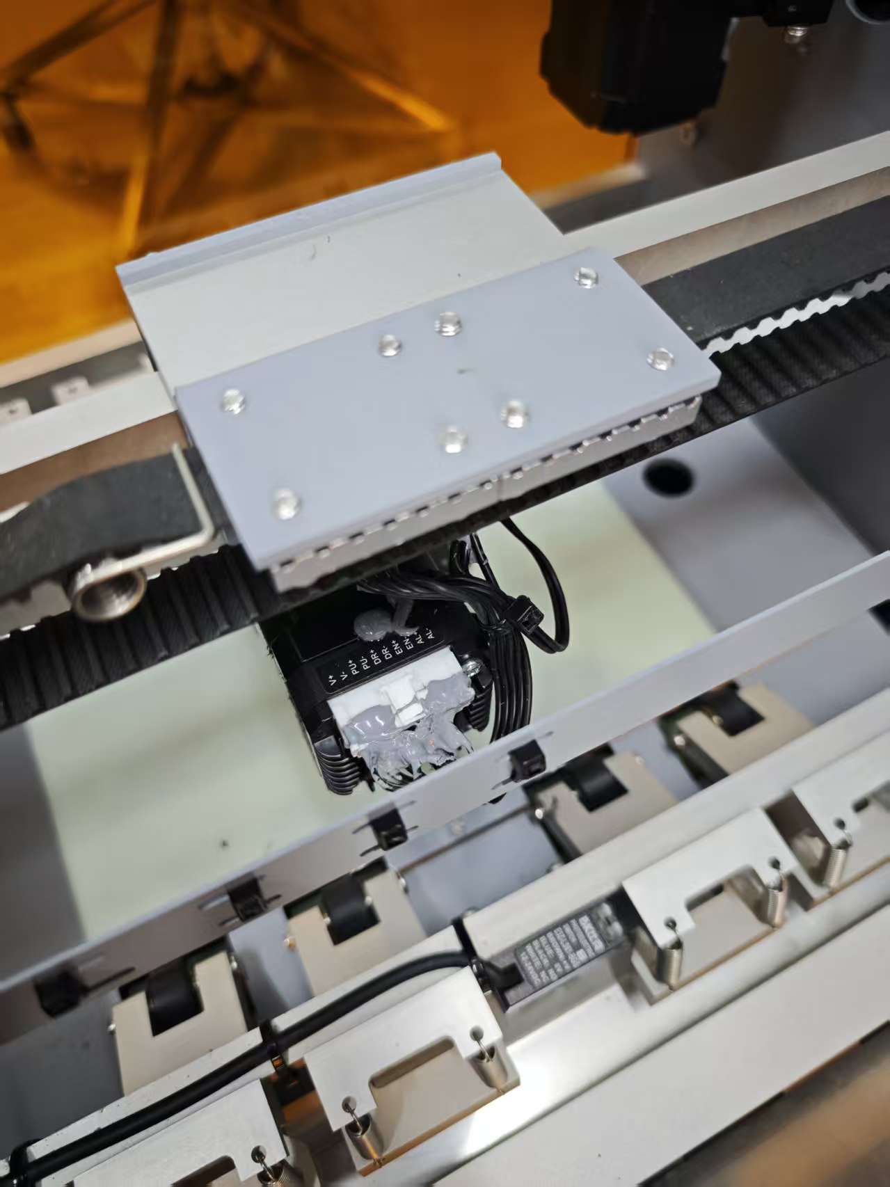 Serie UUNA TEK® iAuto Premium: la macchina per scrivere a mano automatica con la capacità più elevata al mondo | Scrive fino a 2.400 lettere o 700 buste per carico | Modelli Premium e Premium Ultra